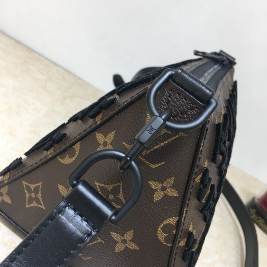 Louis Vuitton Triangle Messenger Bag M45070