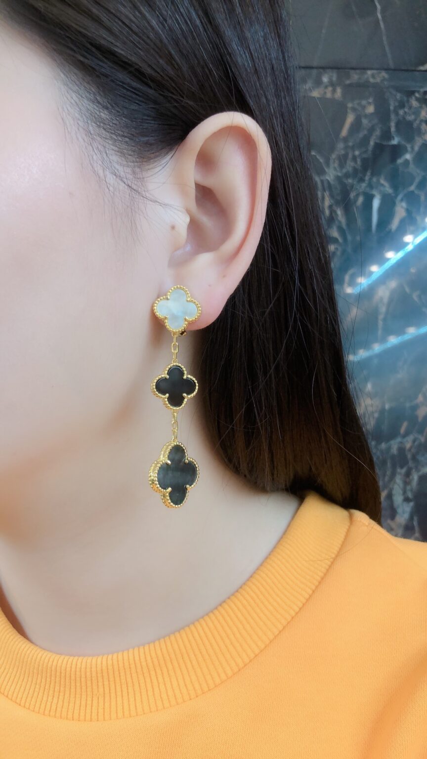 VCA Magic Alhambra earrings, 2 motifs and 3 motifs. diamonds. Onyx