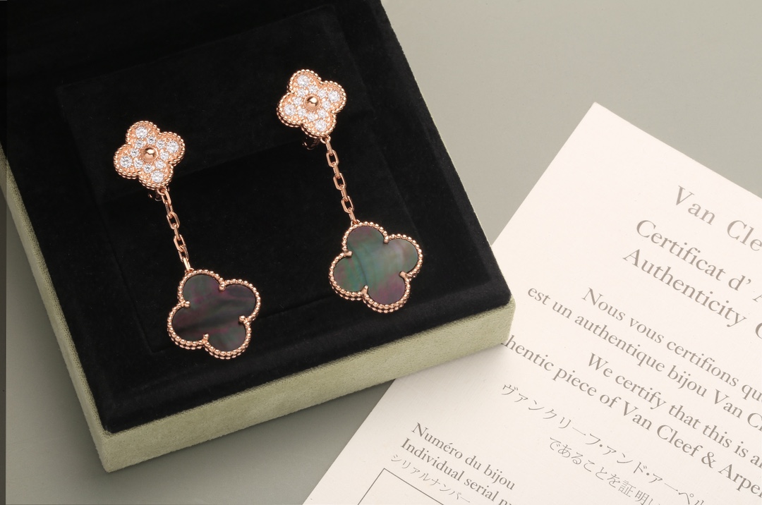 VCA Magic Alhambra earrings, 2 motifs and 3 motifs. diamonds. Onyx