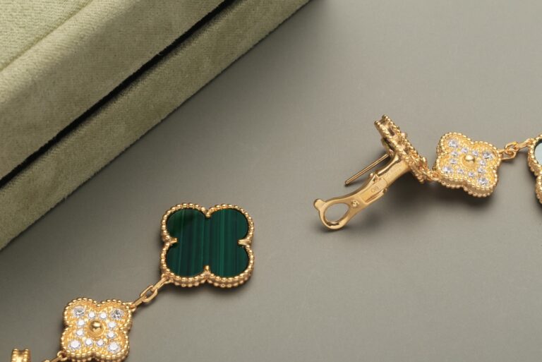 VCA Magic Alhambra earrings, 2 motifs and 3 motifs. diamonds. Onyx