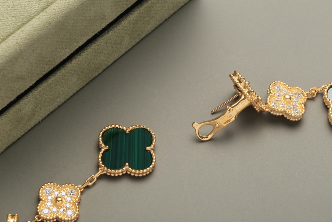 VCA Magic Alhambra earrings, 2 motifs and 3 motifs. diamonds. Onyx