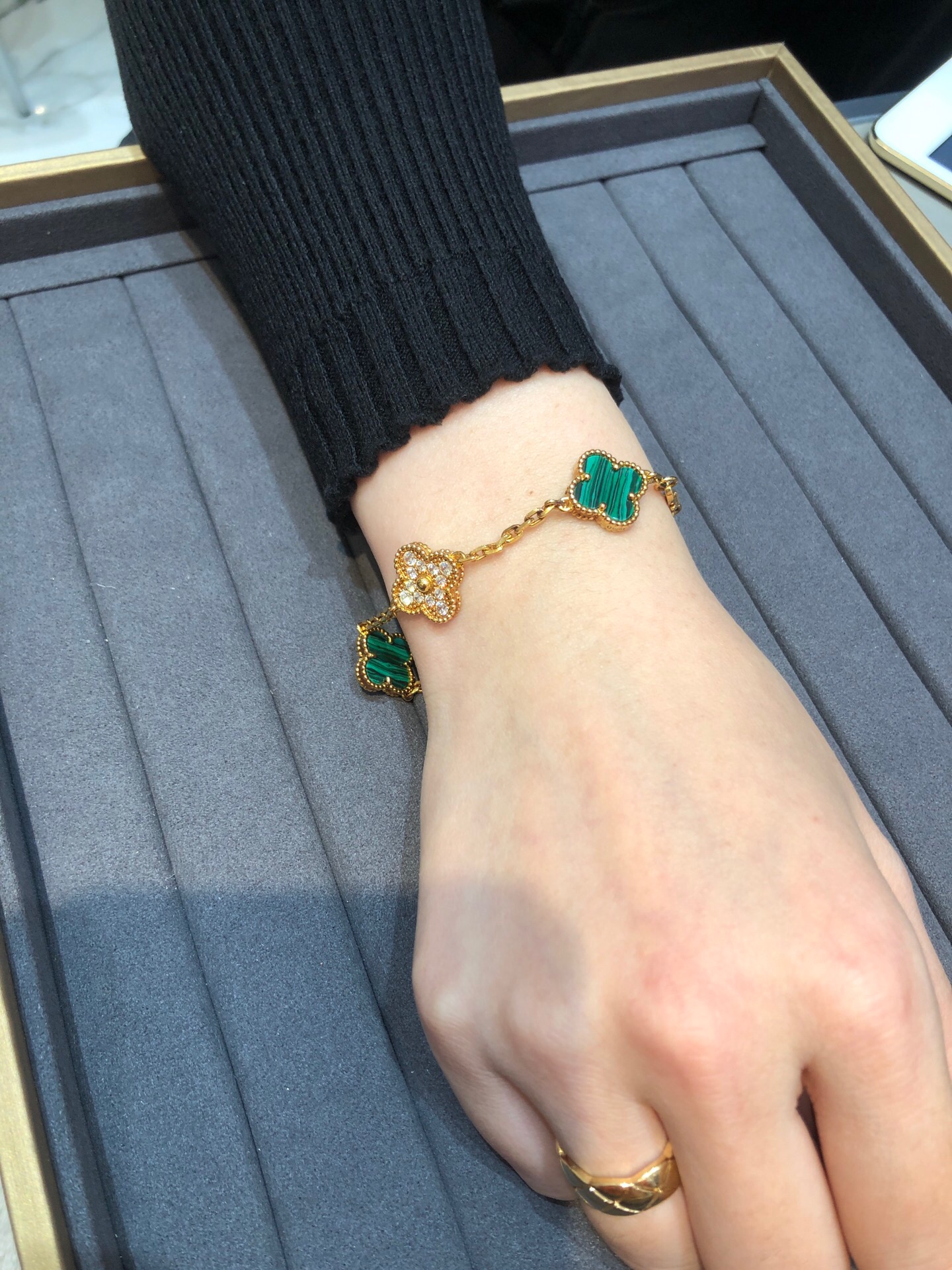 VCA Vintage Alhambra bracelets 5 motifs Malachite Motherofpearl Agate Carnelian Onyx in white