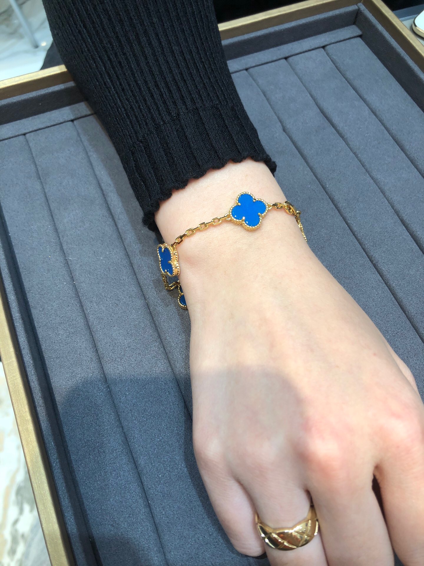 VCA Vintage Alhambra bracelets 5 motifs Malachite Motherofpearl Agate Carnelian Onyx in white