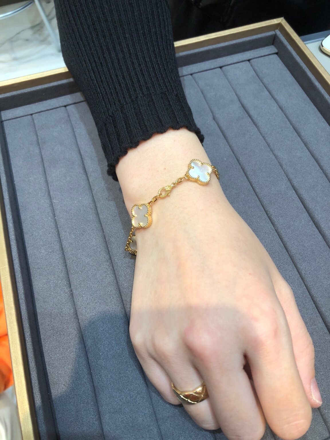 VCA Vintage Alhambra bracelets 5 motifs Malachite Motherofpearl Agate Carnelian Onyx in white